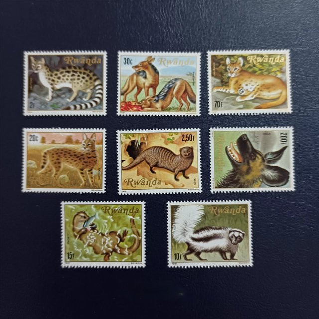 Briefmarken-Set Ruanda 1981 Canidae Hunde 8 Teile MNH mehrfarbig - Bild 1