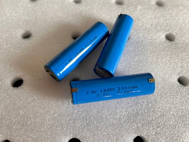 SHSEJA 18650 Lithium-Ionen-Akku 3,7V 2000mAh in Blau für Taschenlampen und Laserpointer - Bild 1