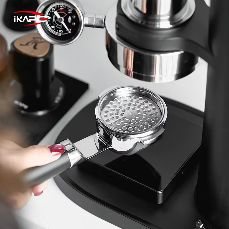 IKAPE Bodenloser Siebträger für Espressomaschinen kompatibel mit 54mm 3-Loch und 58mm 2-Loch E61 oder La Marzocco in Schwarz und Silber - Bild 1