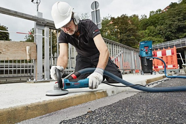Bosch GBR 15 CA Professional Betonschleifer mit 1500 W und 125 mm Scheibendurchmesser in Blau - Bild 2