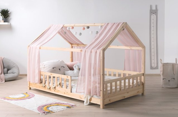 TiCAA Kinderbett Hausbett Kim aus Kiefer Massivholz mit Tüll und Rolllattenrost in Natur und Weiß, Montessori Bett für Jungen und Mädchen