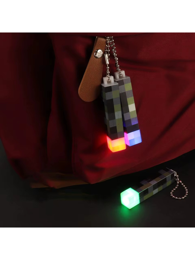 Bandai Mini-Taschenlampe im Pixel-Wind-Design als LED-Schlüsselanhänger mit USB-Ladefunktion, Mehrfarbig - Bild 4