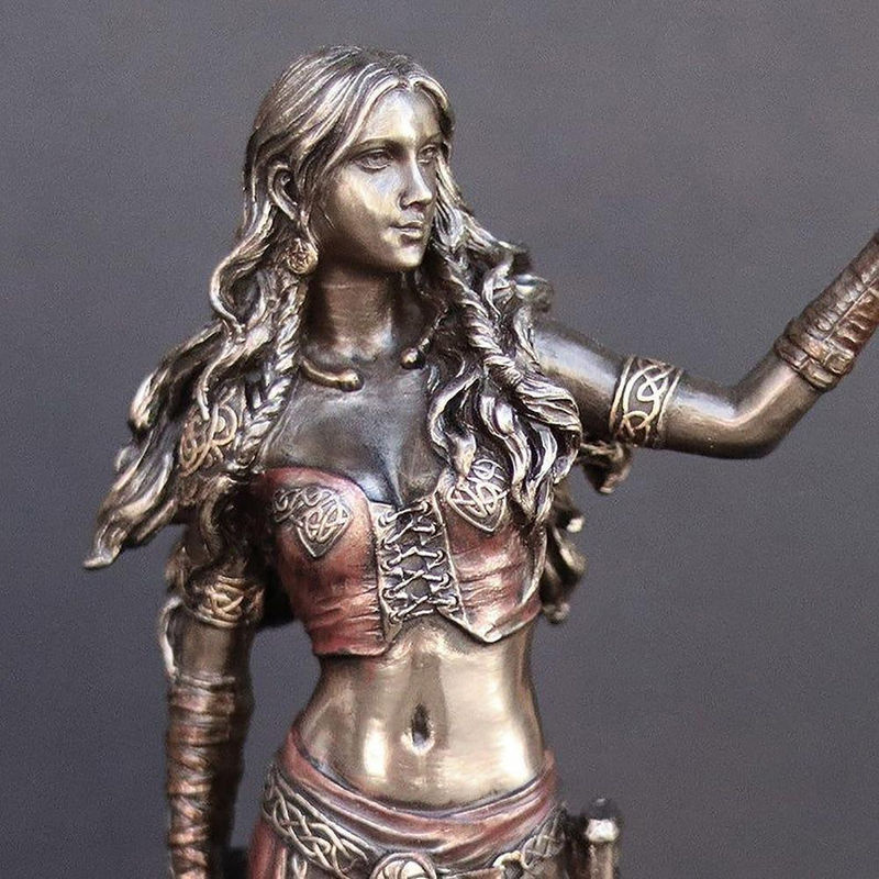 MOONBIFFY Harzstatue Morrigan die keltische Göttin mit Krähe und Schwert in Bronze-Finish, Höhe: 15 cm - Bild 4