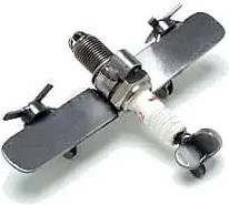 Hinz und Kunst Sparkfighter Modellflugzeug aus einer Zündkerze in Silber - Bild 1