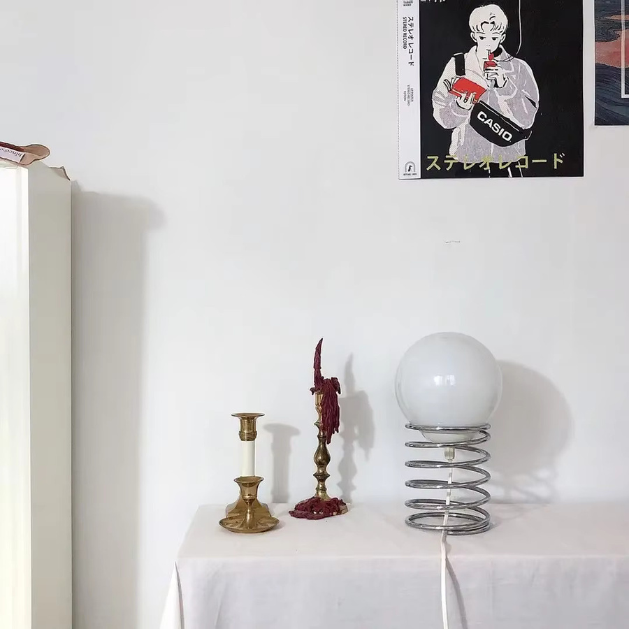 Claeted Bauhaus Frühlingsglas Tischlampe in Weiß und Silber mit warmweißem Licht für Wohnzimmer und Schlafzimmer - Bild 4