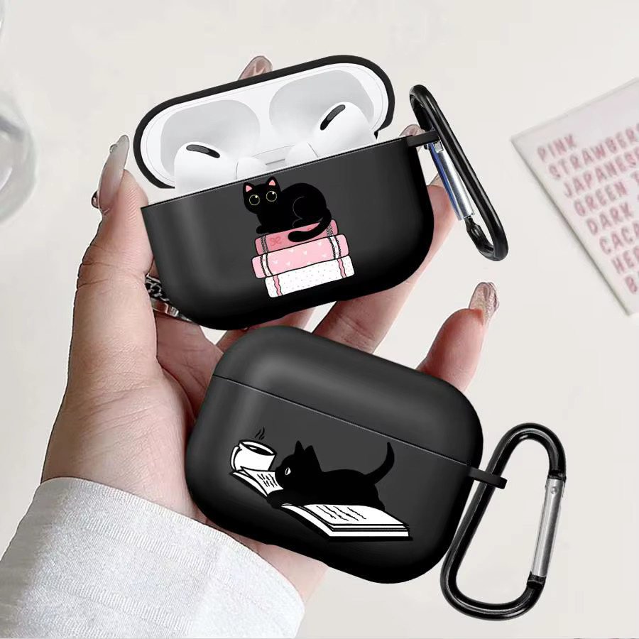 Schutzhülle für Apple AirPods Pro und AirPods 3 mit niedlichem Cartoon-Katzen-Buchdesign in Schwarz - Bild 3