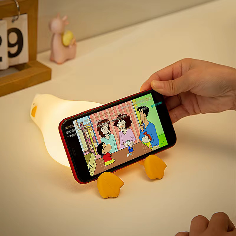 Wiederaufladbares LED Nachtlicht Ente aus Silikon in Weiß für Kinderzimmer und als süßes Geschenk - Bild 2