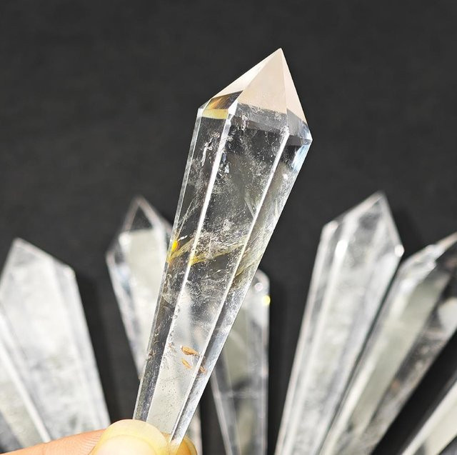 Binchi Sechseckiger Kristall-Prisma Stab aus natürlichem weißem Stein für Meditation und Feng Shui, Farbe: Grau/Weiß/Transparent - Bild 1