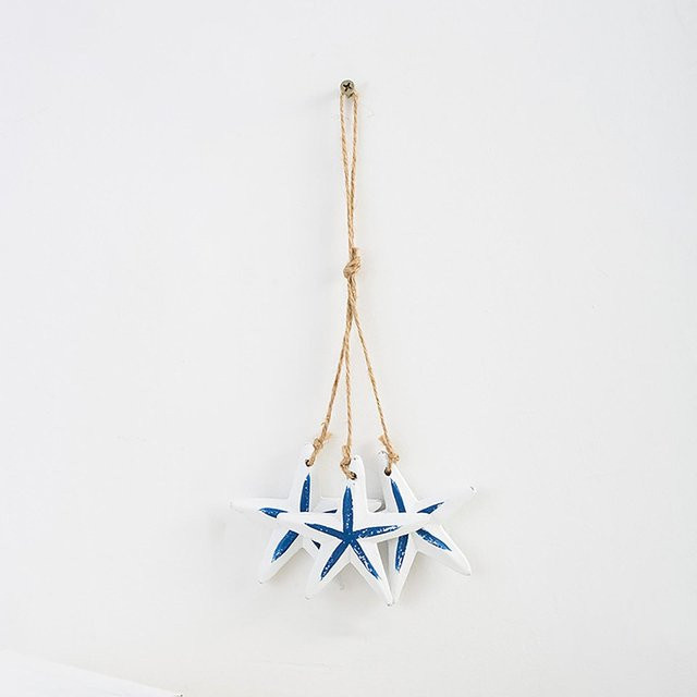 Maritimer Holzanhänger in Blau und Weiß als Wandbehang mit Fisch-Motiv zur Dekoration - Bild 1