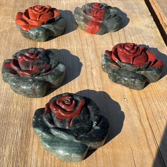 CrystalHola Afrikanische Blutsteinrose als natürlicher Rohstein in Multicolour im Boho-Stil zur Tischdekoration - Bild 1