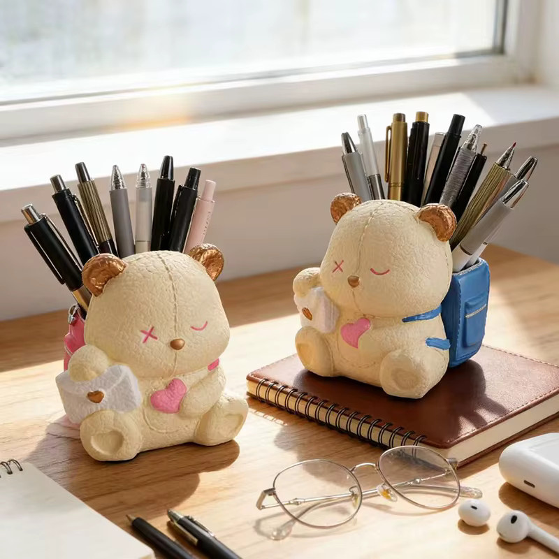 Niedlicher Bären-Stifthalter mit Rucksack als Schreibtisch-Dekoration in Beige aus Resin - Bild 6