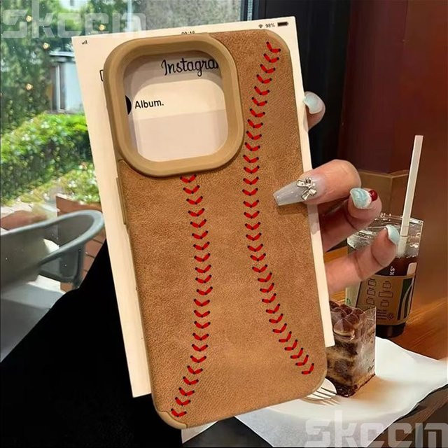 Yiran Leder Handyhülle mit Baseballmuster in Braun für iPhone 15 14 13 12 11 Pro Max Plus XR X XS und iPhone 7 8 Plus stoßfest - Bild 1