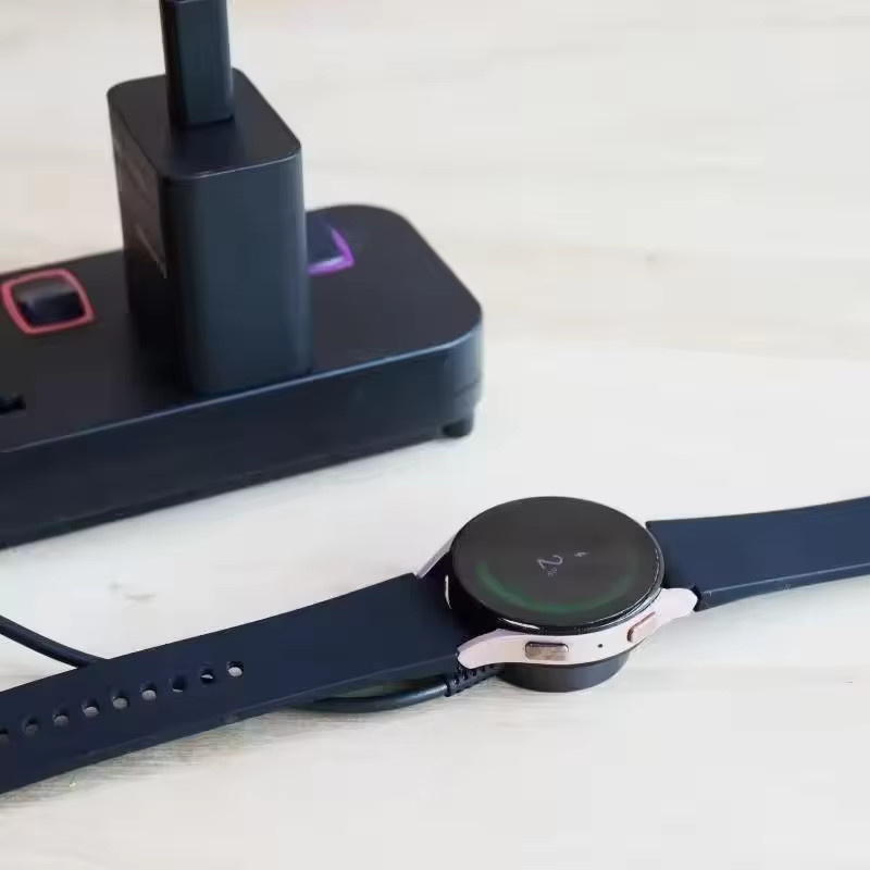 Samsung Magnetisches Kabelloses Ladegerät mit USB-C Typ-C Ladeständer für Galaxy Watch 8 7 6 Classic 5 Pro 4 3 2 in Schwarz - Bild 2