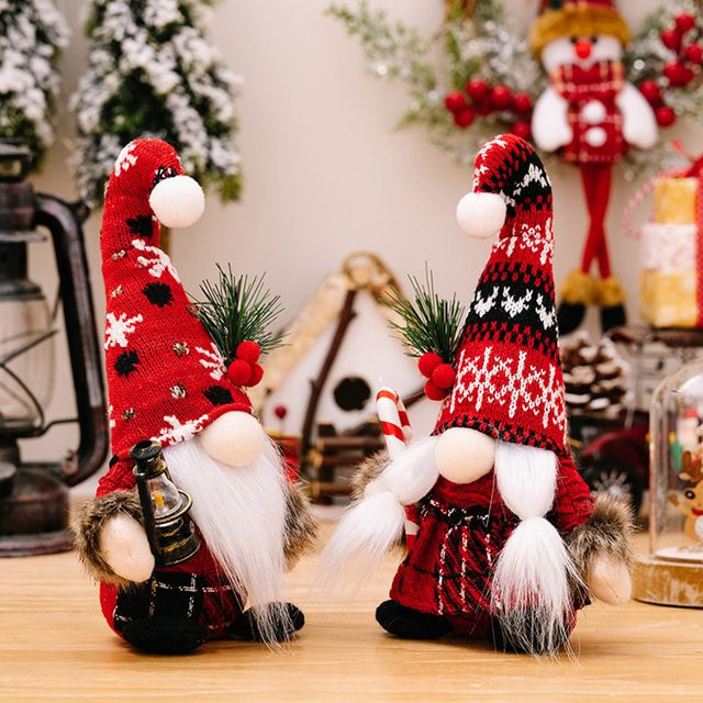 Gestricktes Weihnachtszwerg-Ornament von ACRDDK in Rot und Weiß mit Pompon-Detail als hängende Weihnachtsdekoration - Bild 1