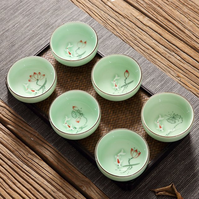 Handbemalte Lucky Carp Design Teetasse aus Keramik in Grün mit Longquan-Glasur für Pu'er Gongfu Tee, B/T/H: 7,0 x 6,0 x 3,2 cm - Bild 1