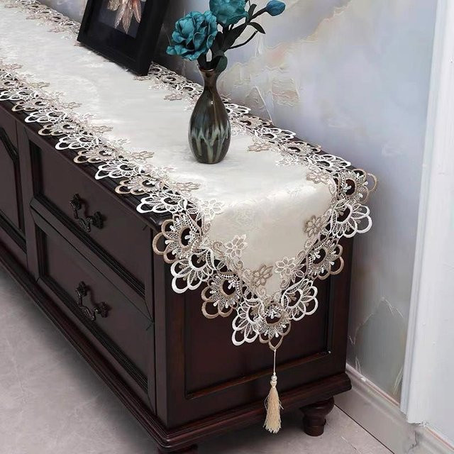 Bestickter Spitzen Tischläufer Yiran Furniture in Weiß mit floralem Muster und Quasten, B/H: 40 x 180 cm - Bild 1
