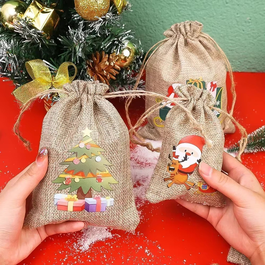 Weihnachtliche Leinen-Geschenktaschen mit Cartoon-Motiven von Weihnachtsmann und Schneemann in Beige als Kordelzug-Beutel für Süßigkeiten und Party-Verpackungen - Bild 2