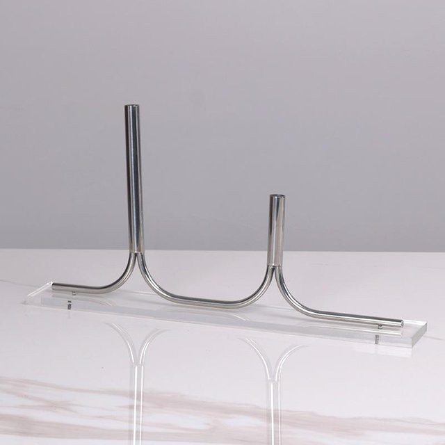 Modernes minimalistisches Blumenarrangement aus Edelstahl in Silber mit geometrischem Design für die Tischdekoration - Bild 1