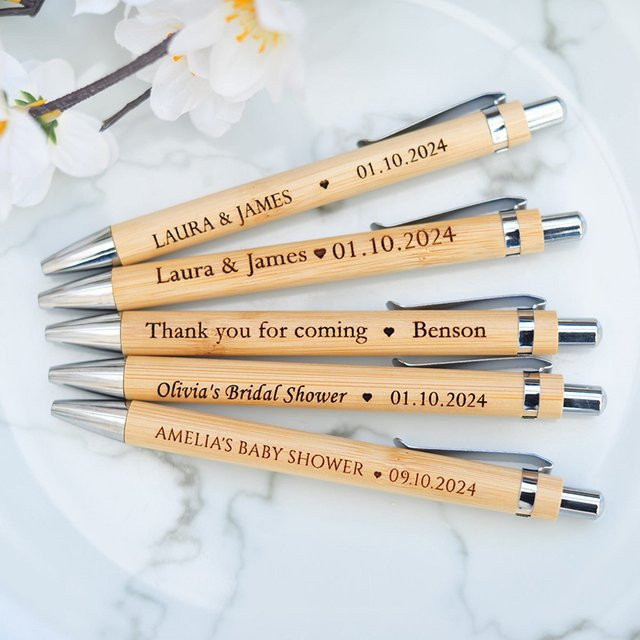 Personalisierte Bambus-Kugelschreiber in Braun mit individueller Gravur als Geschenk für Hochzeiten oder geschäftliche Anlässe - Bild 1
