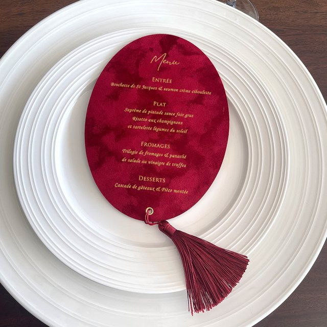 Personalisierte Hochzeitsmenükarte aus rotem Papier mit Samtstruktur für dein Event-Catering - Bild 1