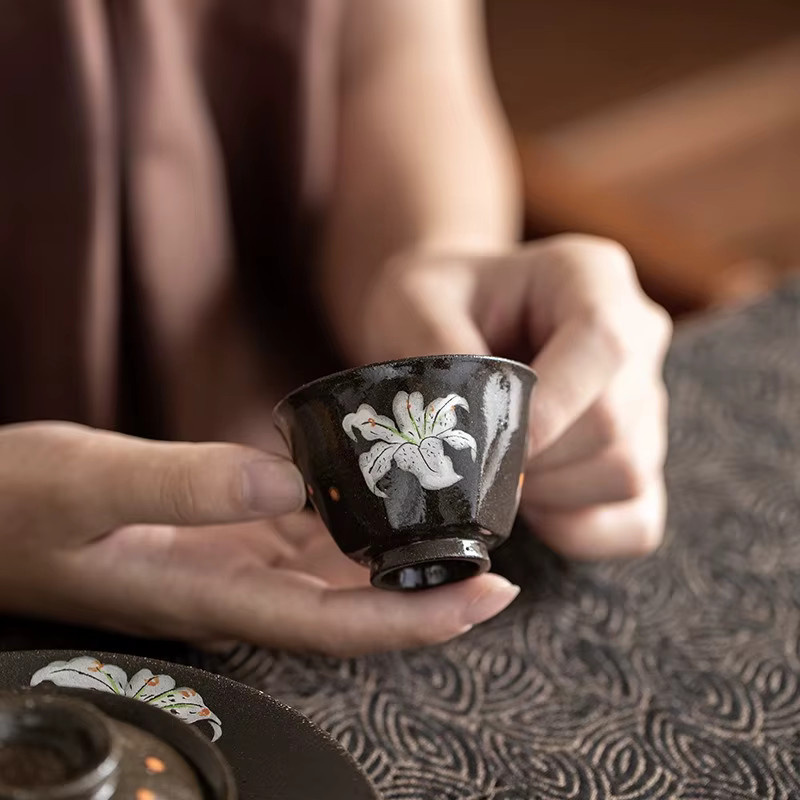Handbemalte Keramik-Teetasse mit weißem Lilien-Design im japanischen Vintage-Stil - Bild 2