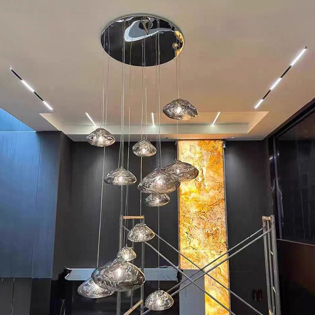 Yushe Pendelleuchte im skandinavischen Design mit bernsteinfarbenem Glas und silbernen Akzenten für Esszimmer, Wohnzimmer oder Treppenbereiche - Bild 1