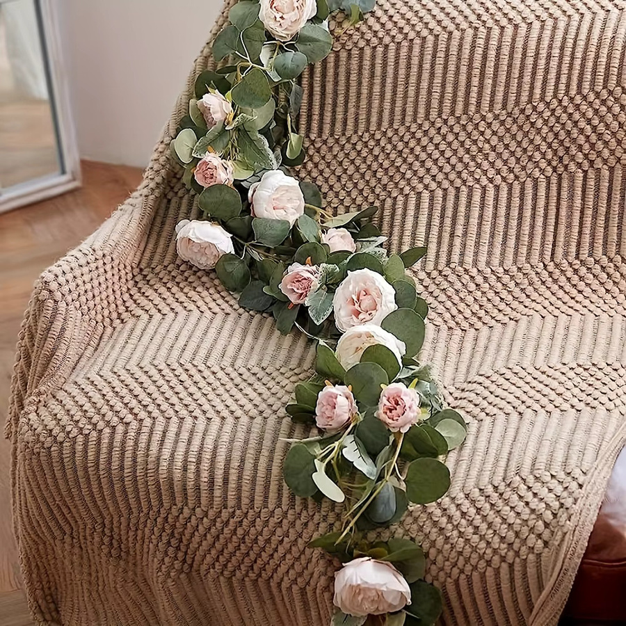 Künstliche Pfingstrosen-Rosenrebe als floraler Wandbehang in Grün, Gold und Pink für Hochzeiten - Bild 2