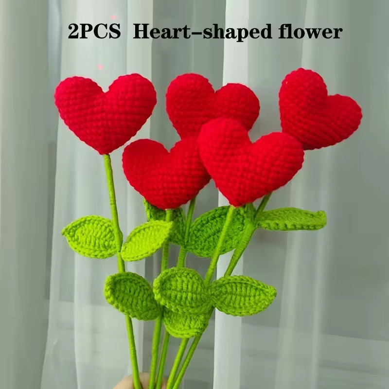 Handgefertigter gestrickter Rosenstrauß in Rot als dekorativer Simulationsstrauß mit Herz-Motiv - Bild 2