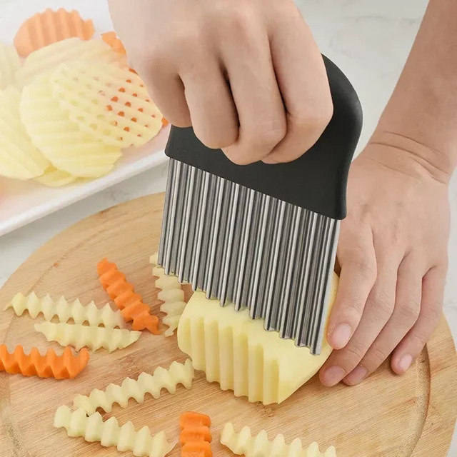 Kartoffelschneider für Pommes Frites aus Edelstahl mit Wellenmesser in Grün - Bild 1