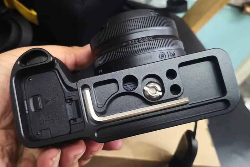 Nikon Schnellwechselplatte in Schwarz für Z50 und Z30 Kamera Handgriff Halterung - Bild 2