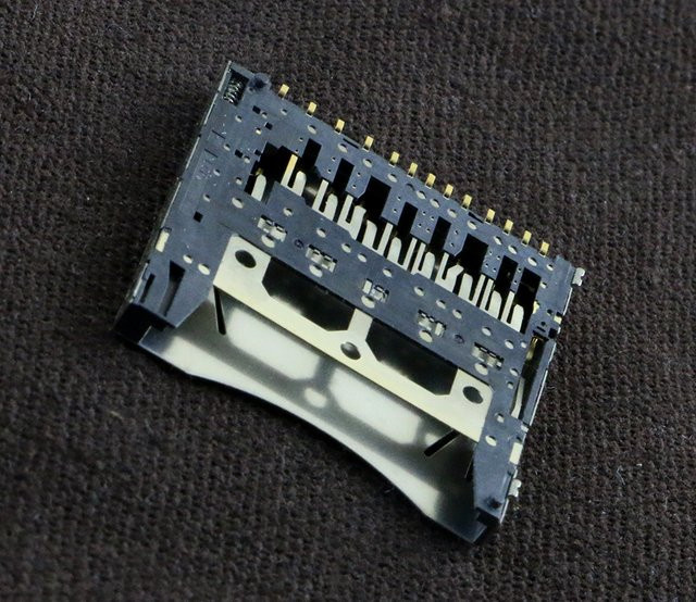 OCGAME SD-Kartensteckplatz Anschlussadapter in Schwarz als Ersatzteil für deine 2DS Spielkonsole - Bild 1