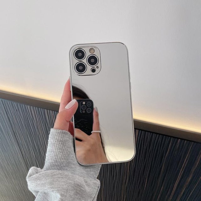 Stoßfeste iPhone 12 Handyhülle mit integriertem Make-up Spiegel in Silber von Apple - Bild 1