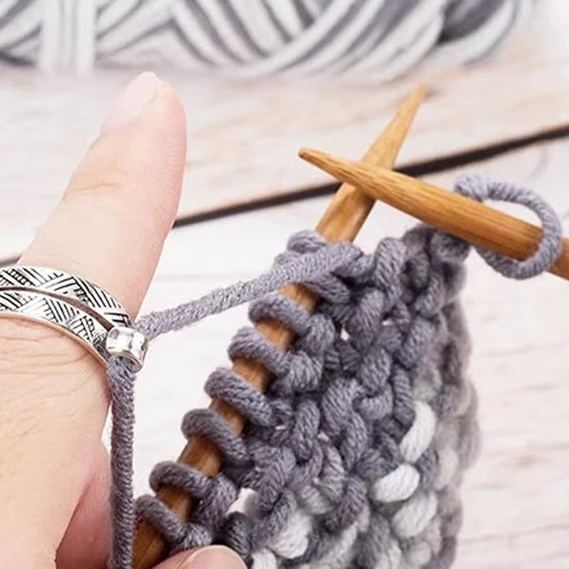 Verstellbarer Häkelring aus Metall in Silber als Fingerhut und Führungswerkzeug für Strick- und Nähzubehör - Bild 2
