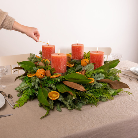 Premium Adventskranz Orange Santa von Blume2000 in Tannengrün mit Kerzen für den Tisch