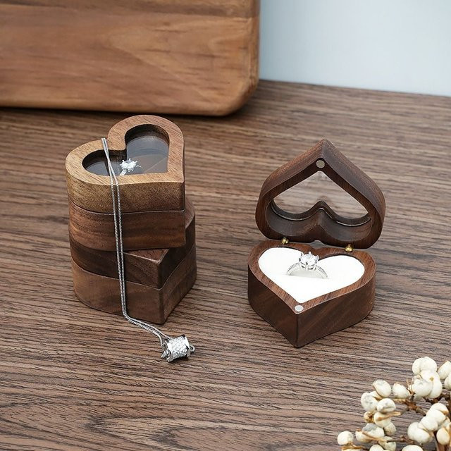 Hochwertige Schmuckbox in Herzform aus Holz für Ringe und Verlobungsgeschenke in Braun und Schwarz - Bild 1