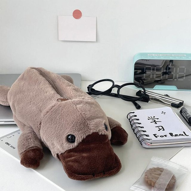 SeasonsEase Plüsch-Federmäppchen mit Cartoon-Schnabeltier als multifunktionale Kosmetik- und Stiftetasche in Grau - Bild 1