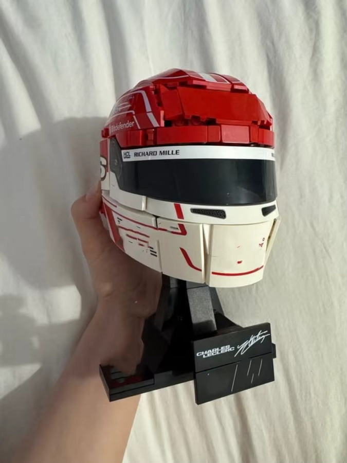 Potdemiel Scuderia HP Charles Leclerc Helm-Modell, Bausteine, 886 Teile - Bild 5