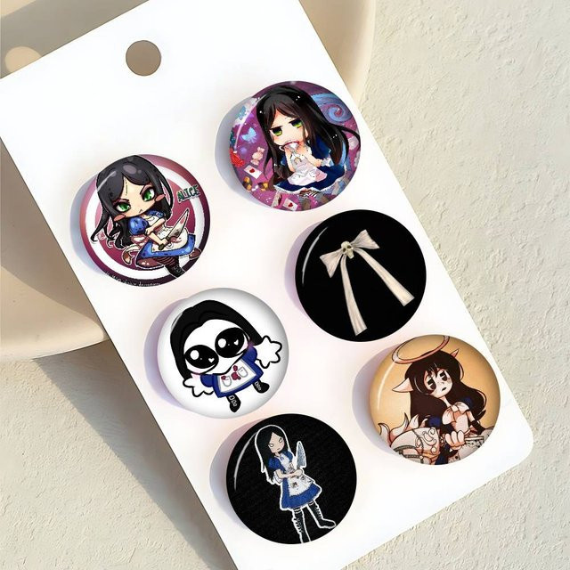 Kayou Alice Madness Returns Button-Pins aus Metall in Weiß und Multicolour, runde Abzeichen in 32 mm und 44 mm Durchmesser - Bild 1