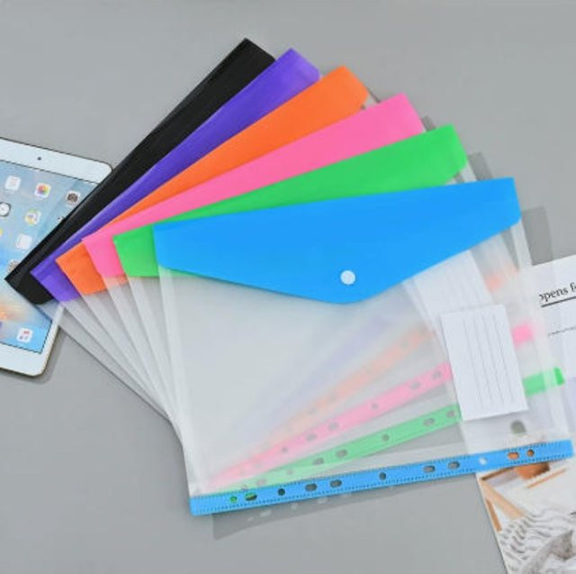 6er Packung A4 Kunststoffhüllen mit 11 Löchern und Klebeverschluss in Multicolor für Schul- und Bürobedarf - Bild 1