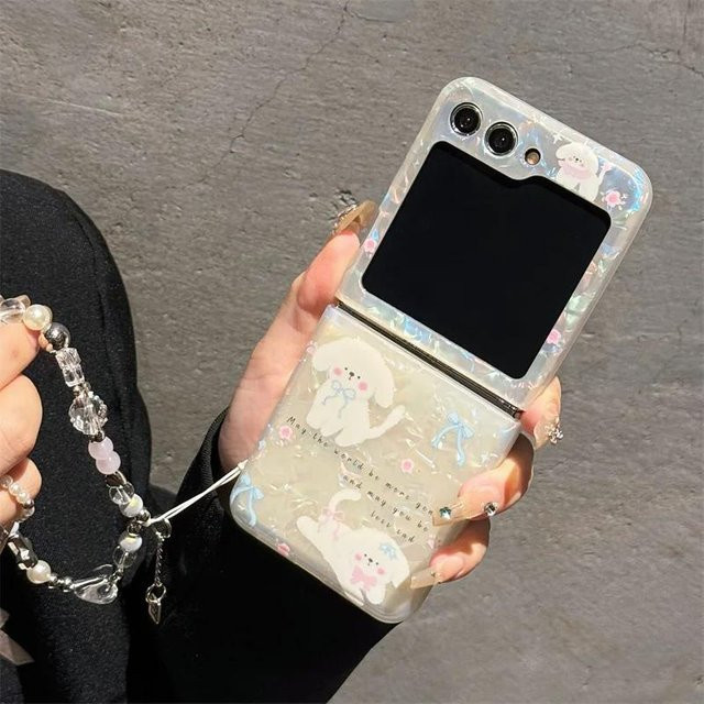 Stoßfeste Handyhülle mit Cartoon Katze und Hund sowie Perlenarmband für Samsung Galaxy Z Flip 3, Z Flip 4 und Z Flip 5 in Multicolour - Bild 1