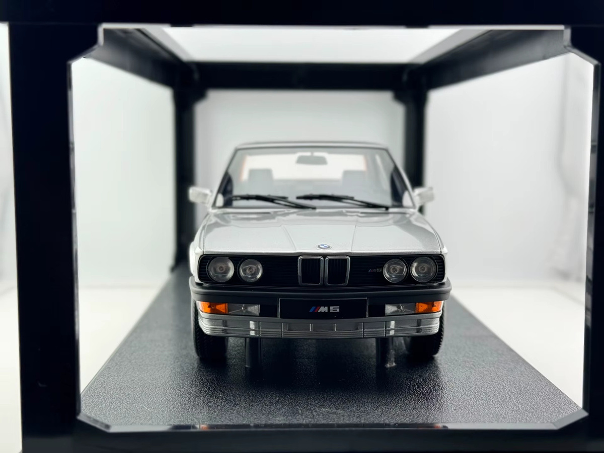 WELLY BMW M5, Automodell, 1:18 Maßstab, Grau - Bild 4