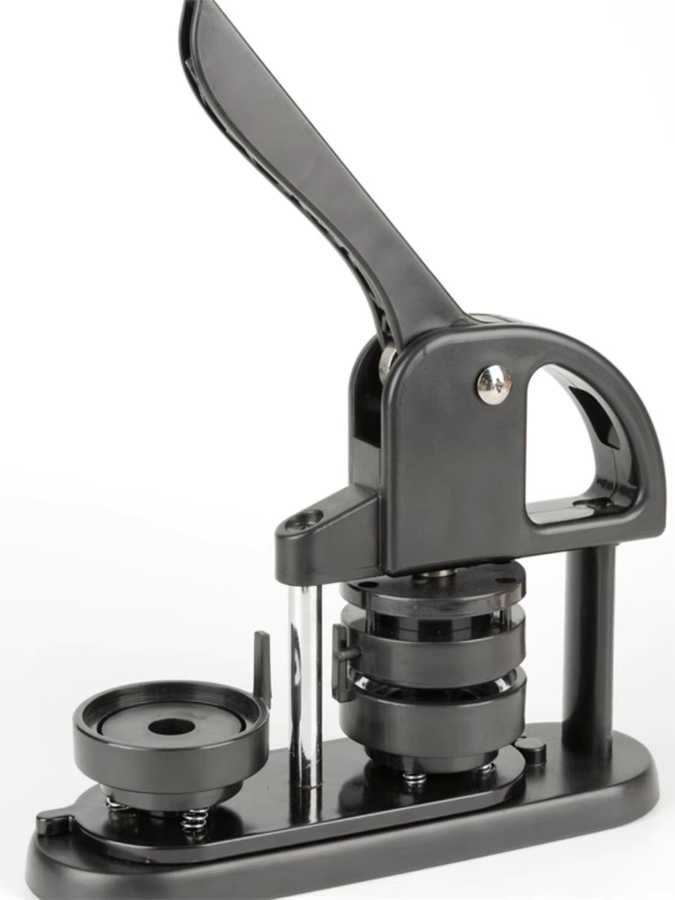 Button Maker DIY Button Badge Maker Set mit Button Parts in Schwarz aus Metall mit ergonomischem Arc Handle Punch Press Kit für 25/32/58 mm - Bild 1