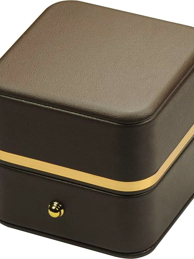 Elegante quadratische Ringbox aus PU-Leder in Gold mit Samtinterieur für Schmuckpräsentationen und Verlobungen - Bild 5