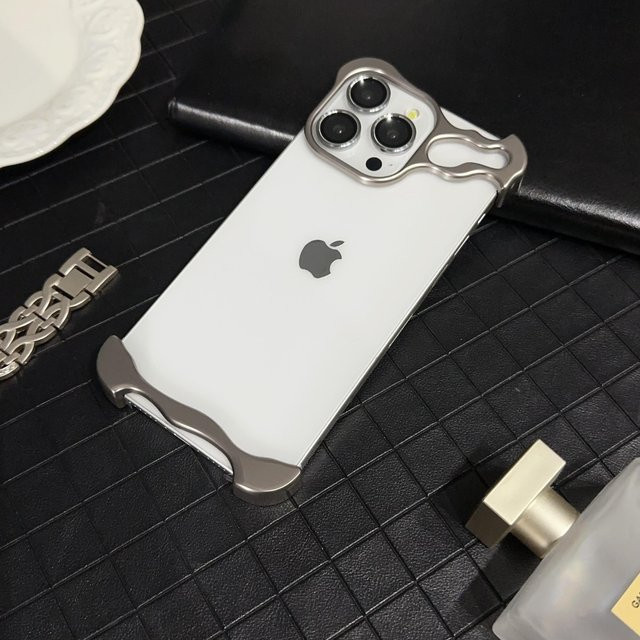 Luxus Handyhülle aus Titan-Metalllegierung mit unregelmäßigem Design und Kameraschutz für iPhone 13 14 15 Pro Max und 15 Plus - Bild 1