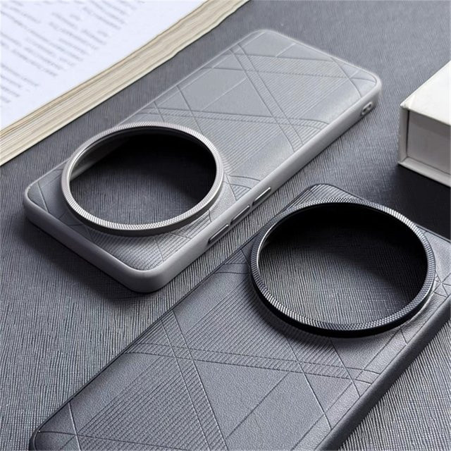 Luxus Handyhülle aus Leder und Silikon mit gestreiftem Gitter Design für Xiaomi 13 Ultra, 14 Ultra, 15 Ultra und 17 Ultra in Grau - Bild 1