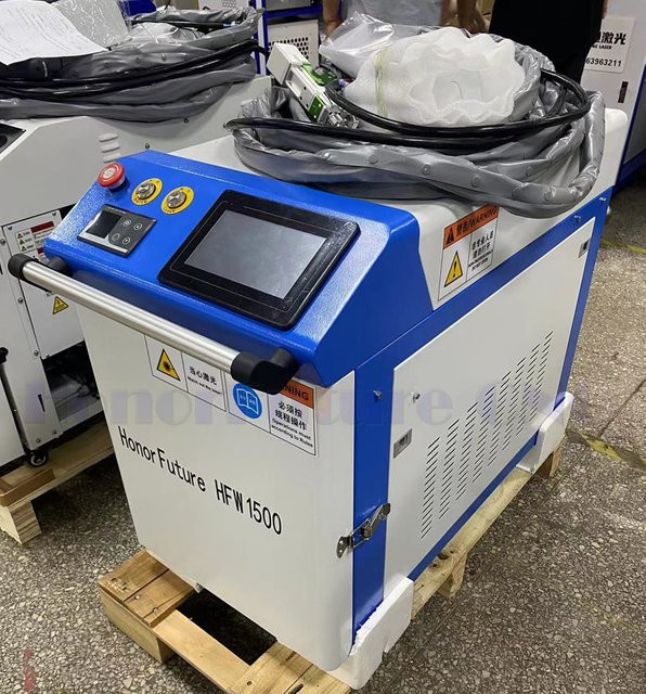 Professionelles 3 in 1 Laserschweißgerät mit 2000 W für Edelstahl in Weiß - Bild 1