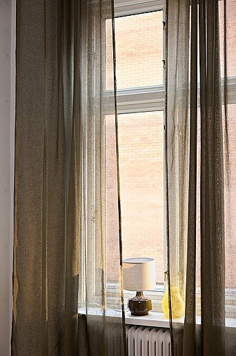 Jotex LIZZIE Vorhang im 2er-Pack mit Leinenstruktur, semi-transparent, Beige/Grün, Breite: 140 cm - Bild 1