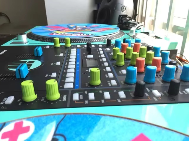Pioneer Bunte EQ Knopfkappen für DJM, DDJ und XDJ Mischpulte und Controller, 3-teiliges Set, Multicolor und Blau - Bild 3