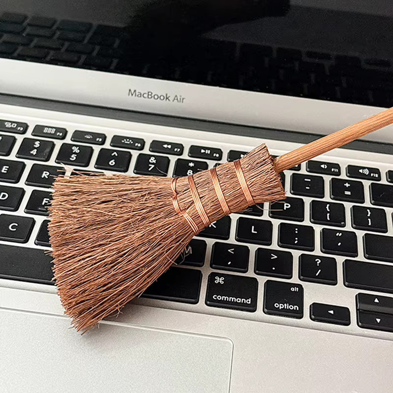 Tragbarer Mini-Besen aus Holz mit Naturborsten in Braun für Schreibtisch und Tastatur, Wandmontierbar, B/T/H: 17,0 x 9,5 cm - Bild 3