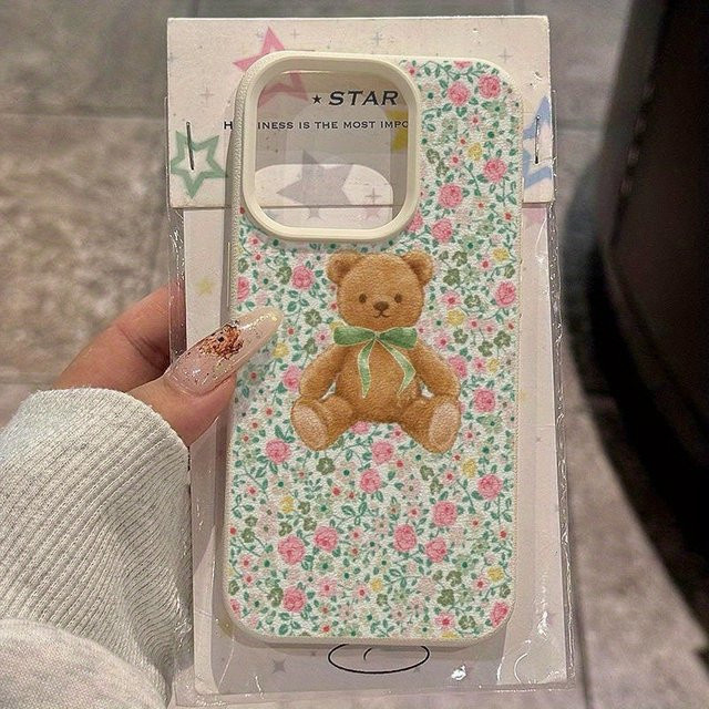 Grüne Handyhülle mit Litschi-Struktur, Bärenmuster und Fliege für iPhone 17, 16, 15 Pro Max Plus Series in Grün und Beige - Bild 1